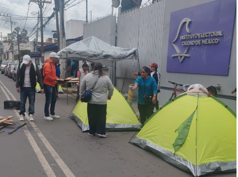 Militates del PRD protestan fuera del IECM por que no se han entregado prerrogativas